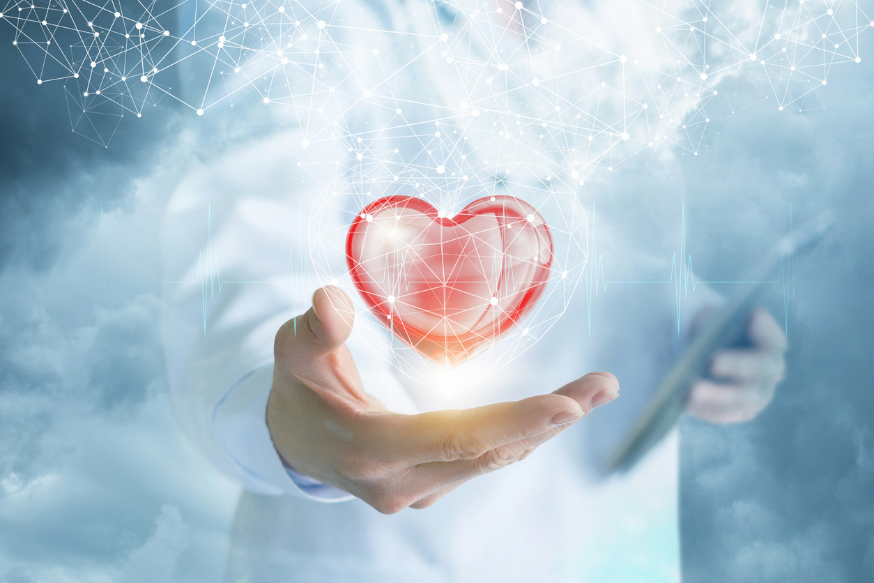 Een dokter houdt een hologram van een hart vast
