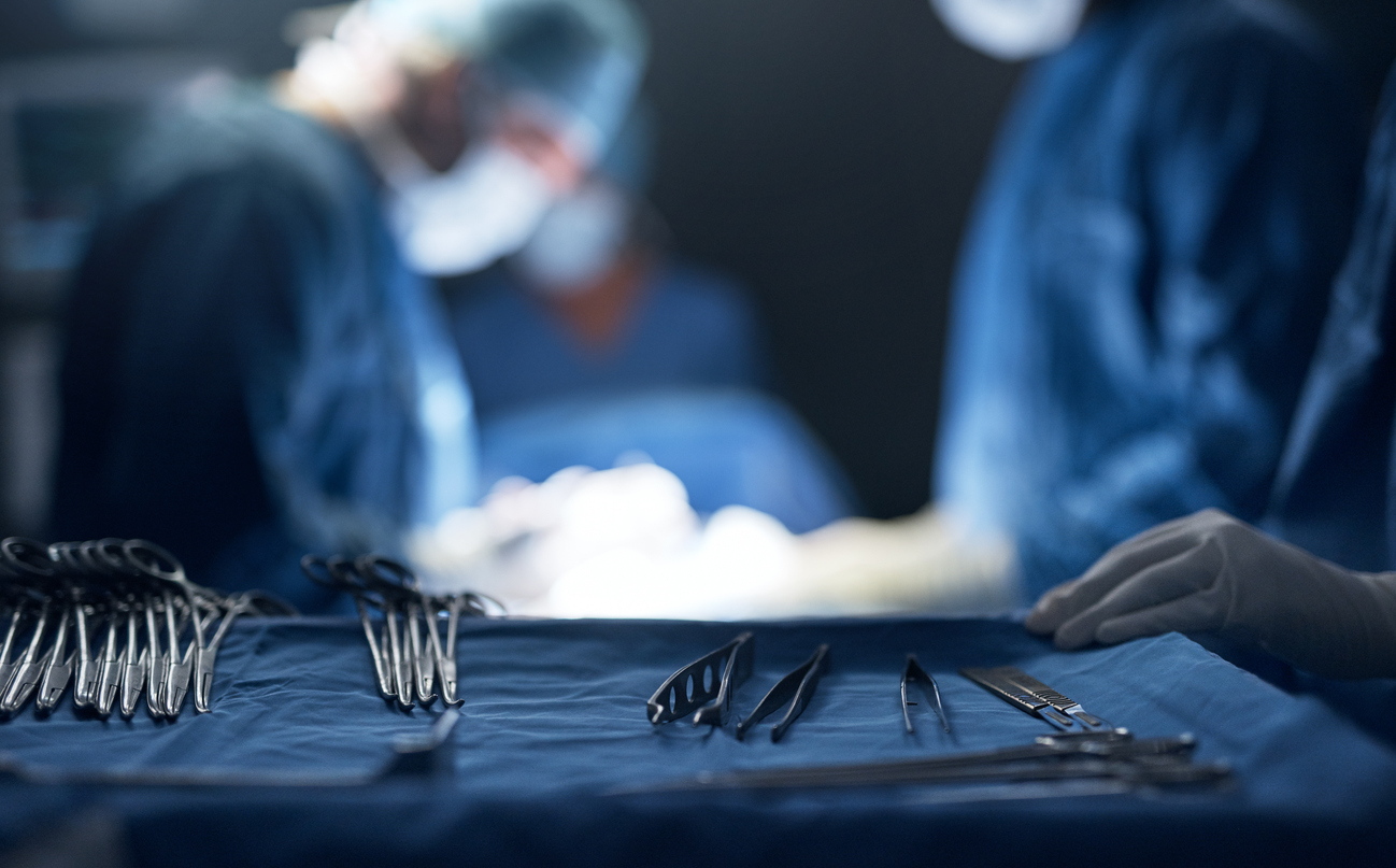 Chirurgen voeren een operatie uit 