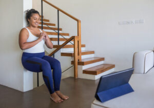 Vrouw doet muur squats bij haar thuis